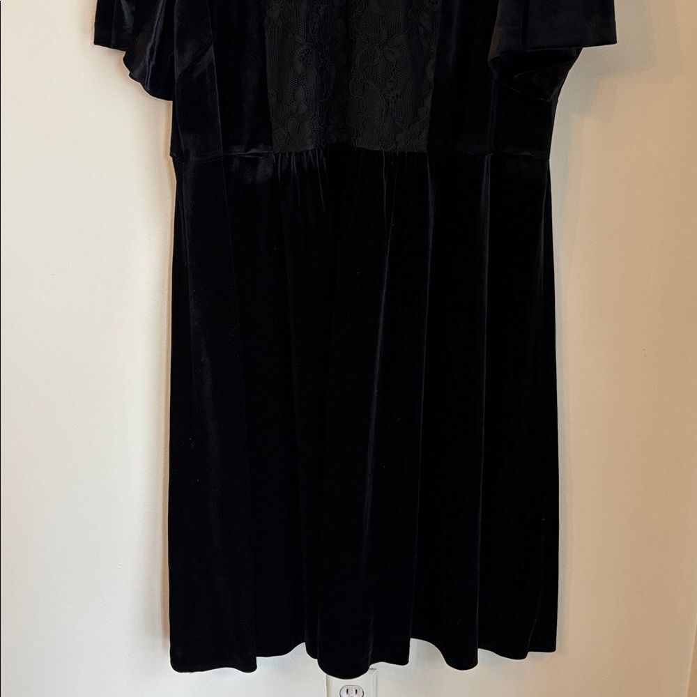 Eloquii Black velvet short sleeve midi Lace Detail whimsigoth Dress size 26 EUC - Picture 4 of 12